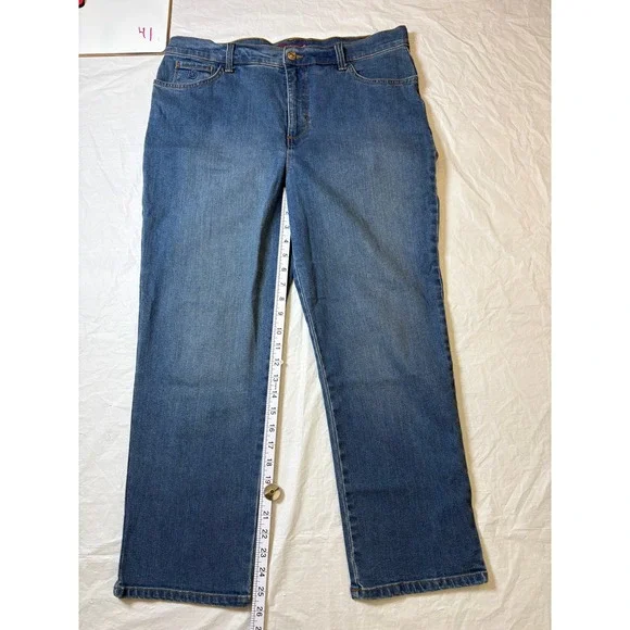 Gloria Vanderbilt Petite Women's Size 16P Blue Denim Jeans Straight Leg Casual - Picture 2 of 6